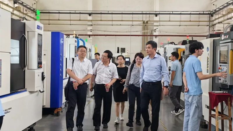 蔬菜移栽机作为一种自动化设备，可以有效解决以上痛点。以下是蔬菜移栽机的优势：